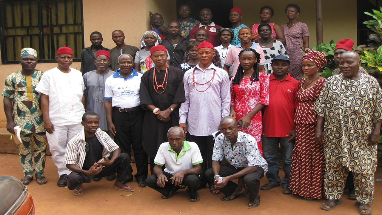 Group picture of Umana  Ndi – Uno citizens and ACERDEN Staff during inauguration ceremony